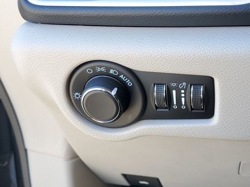 Used 2023 Chrysler Voyager LX FWD image 22