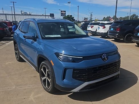 New 2025 Volkswagen Tiguan SE image 3