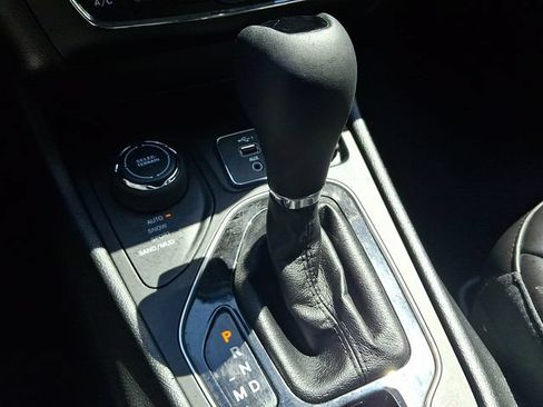 Used 2019 Jeep Cherokee Latitude Plus AWD/4WD image 13