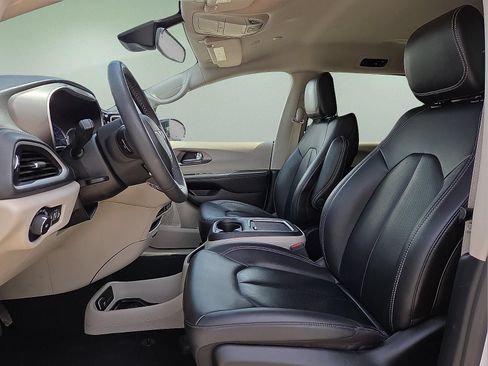Used 2024 Chrysler Pacifica Limited FWD image 15