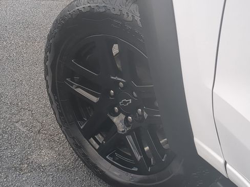 Used 2024 Chevrolet Colorado Trail Boss w/ Technology Package image 9