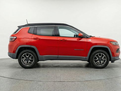 Used 2025 Jeep Compass Trailhawk AWD/4WD image 11