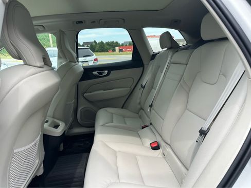 Used 2021 Volvo XC60 T5 Momentum w/ Premium Package AWD/4WD image 11