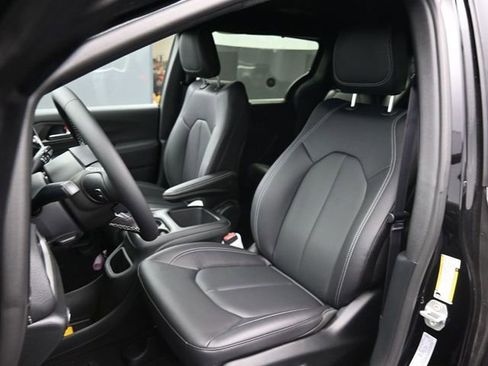 New 2026 Chrysler Pacifica Select AWD/4WD image 16