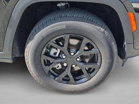 Used 2025 Jeep Grand Cherokee Altitude RWD image 22