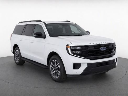 Used 2025 Ford Expedition Active AWD/4WD image 2