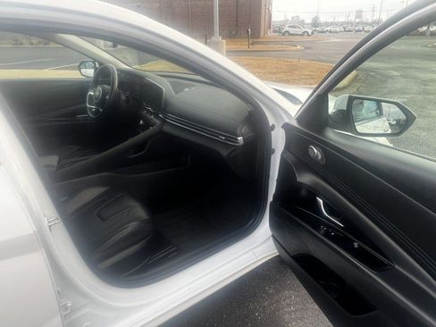 Used 2024 Hyundai Elantra Limited image 9