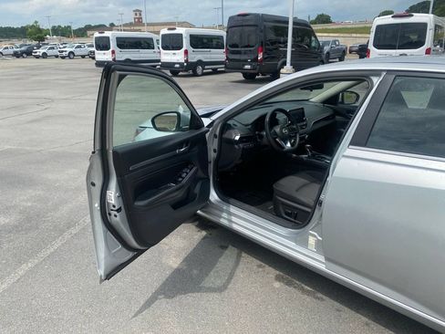 Used 2023 Nissan Altima 2.5 SV FWD image 10