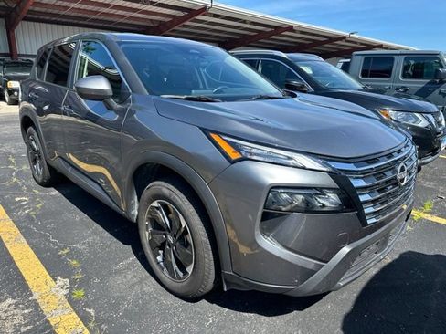 Used 2025 Nissan Rogue SV AWD/4WD image 2