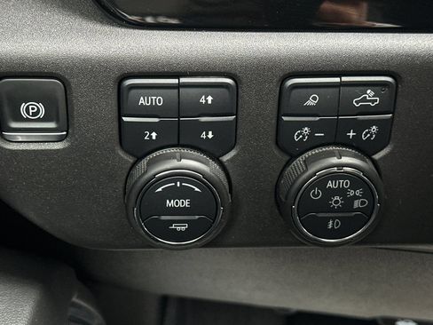 Used 2025 Chevrolet Silverado 1500 LT Trail Boss w/ LT Trail Boss Premium Package AWD/4WD image 31
