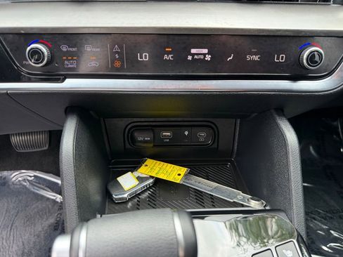 Used 2025 Kia Sportage EX FWD image 23