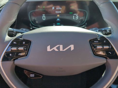 Used 2023 Kia Niro EX image 17