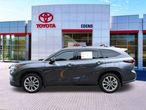 Used 2025 Toyota Highlander Limited AWD/4WD image 9