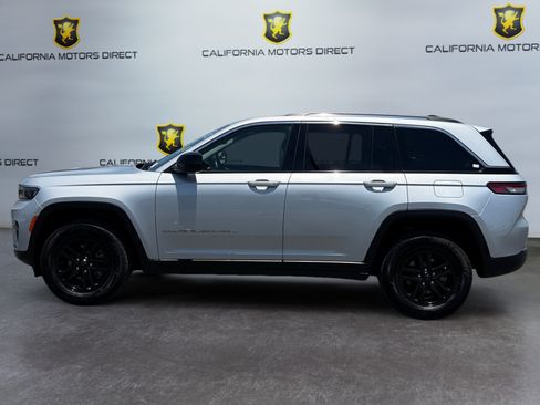 Used 2023 Jeep Grand Cherokee Laredo AWD/4WD image 2