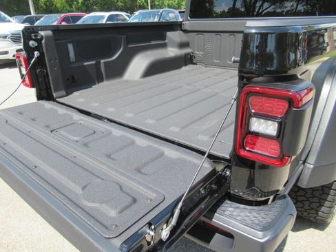 Certified 2025 Jeep Gladiator Mojave w/ Convenience Group AWD/4WD image 9