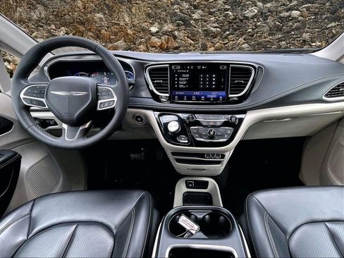 Used 2023 Chrysler Pacifica Touring-L image 14