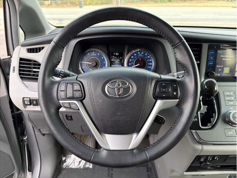 Used 2015 Toyota Sienna XLE Premium image 17