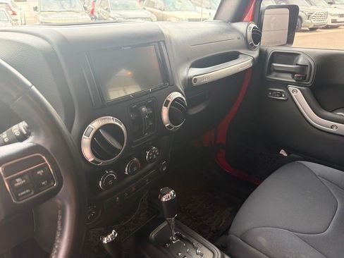 Used 2018 Jeep Wrangler Unlimited Sahara AWD/4WD image 15
