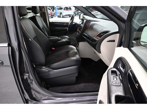 Used 2019 Dodge Grand Caravan SXT FWD image 15