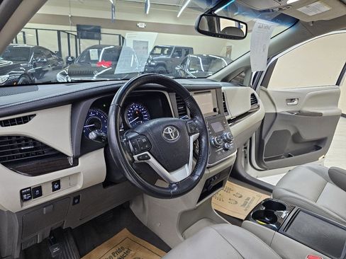 Used 2016 Toyota Sienna XLE FWD image 17