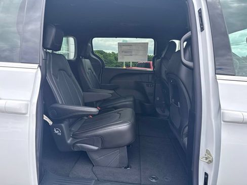 New 2027 Chrysler Pacifica Select AWD/4WD image 12