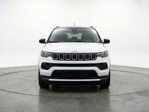 Used 2025 Jeep Compass Limited AWD/4WD image 2