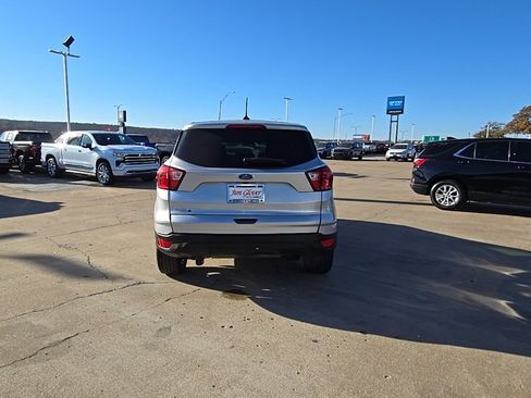 Used 2019 Ford Escape SE image 4