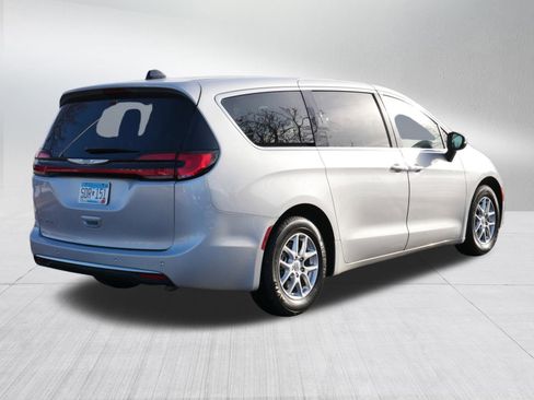 Used 2023 Chrysler Pacifica Touring-L image 7