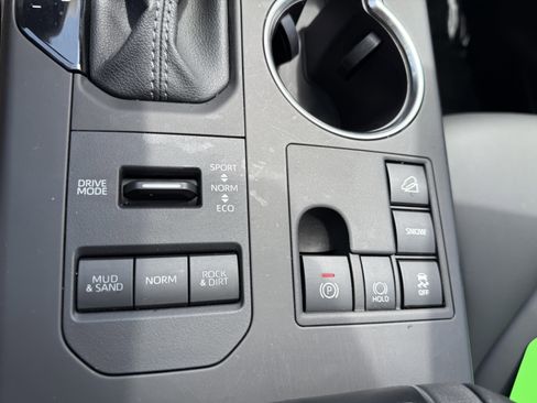 Certified 2024 Toyota Highlander XLE AWD/4WD image 9