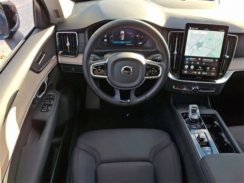 Used 2025 Volvo XC90 B6 Plus image 11