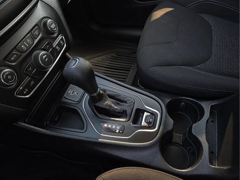 Used 2020 Jeep Cherokee Latitude FWD image 21