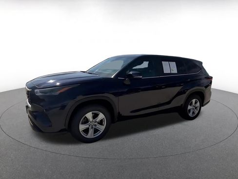Used 2025 Toyota Highlander LE FWD image 8