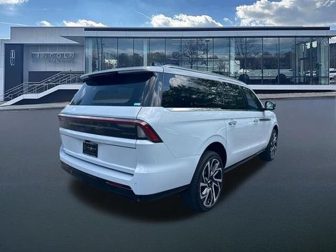 New 2026 Lincoln Navigator L Reserve AWD/4WD image 8