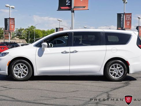 Used 2025 Chrysler Pacifica Select FWD image 13