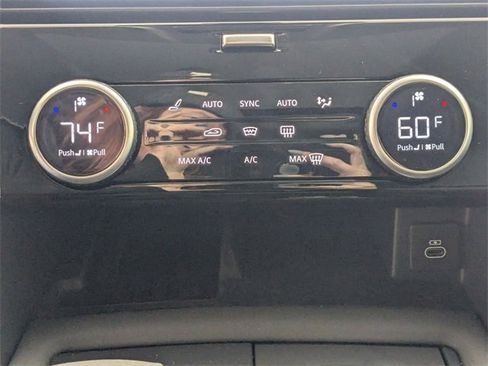 Used 2023 Land Rover Discovery S image 22