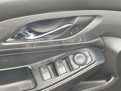 Used 2023 Chevrolet Traverse LT FWD image 17