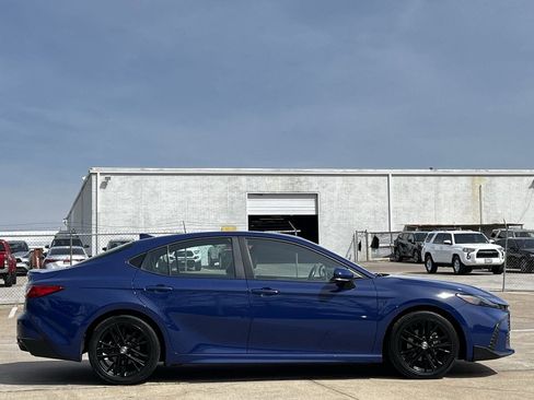 Used 2025 Toyota Camry SE image 3