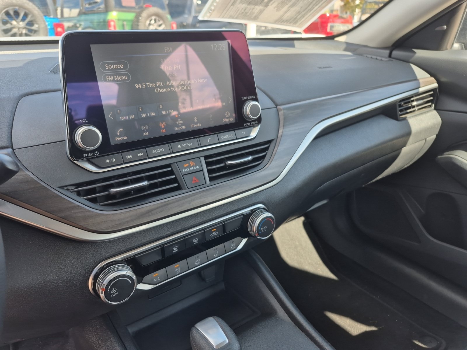 Used 2025 Nissan Altima 2.5 SV FWD image 11