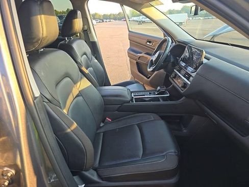 Certified 2025 Nissan Pathfinder SL FWD image 5