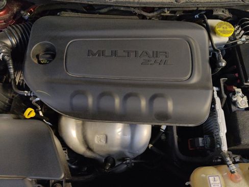 Used 2019 Jeep Cherokee Latitude Plus w/ Comfort/Convenience Group AWD/4WD image 30