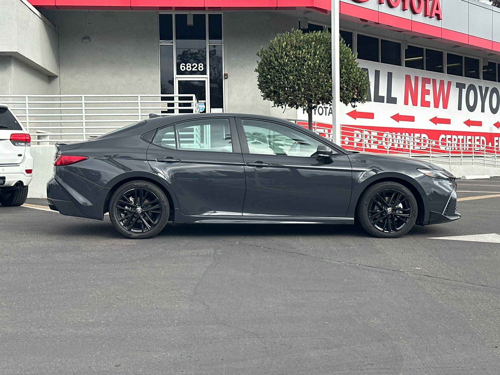 Used 2025 Toyota Camry SE w/ Convenience Package FWD image 6