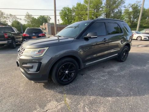Used 2017 Ford Explorer XLT FWD image 4