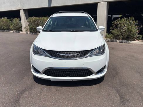 Used 2020 Chrysler Pacifica Touring-L Plus w/ Advanced Safetytec Group FWD image 4