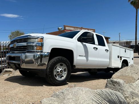Used 2015 Chevrolet Silverado 2500 W/T AWD/4WD image 2