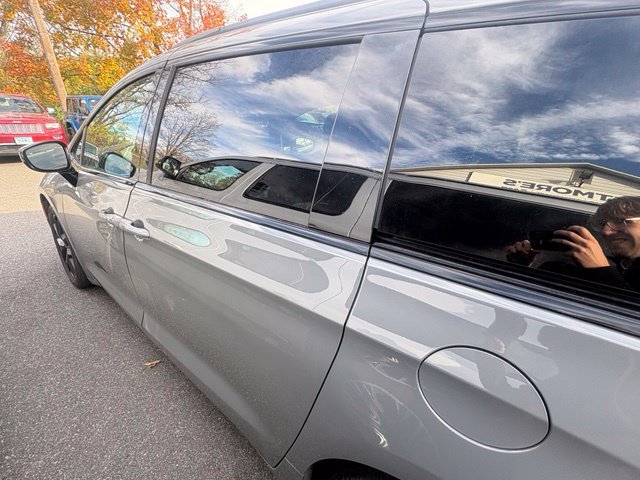 Used 2025 Chrysler Pacifica Limited FWD image 10