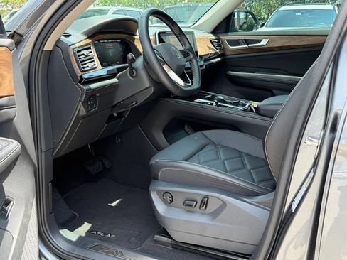 Used 2024 Volkswagen Atlas SE FWD image 12