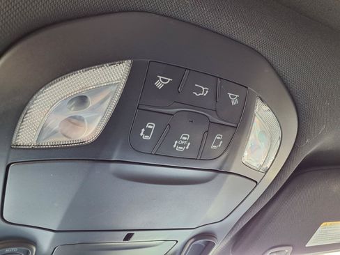 Used 2026 Chrysler Pacifica Limited FWD image 18