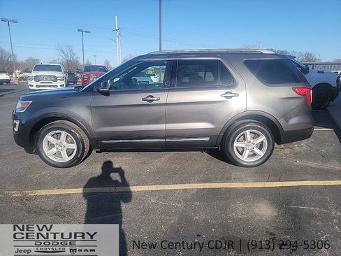 Used 2017 Ford Explorer XLT image 2