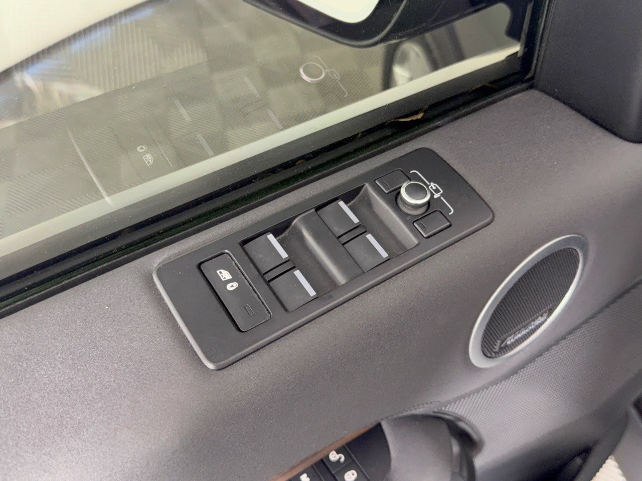 Used 2019 Land Rover Discovery HSE AWD/4WD image 15
