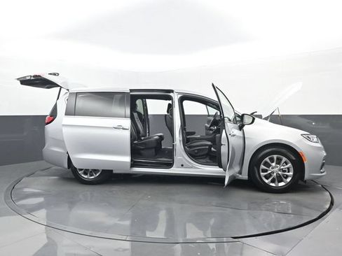 Used 2026 Chrysler Pacifica Limited FWD image 33